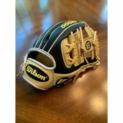 Wilson A2000 Baseball Glove, 11.5 Inches, Right-Handed Throw.